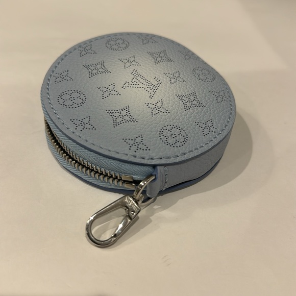 Louis Vuitton Authentic Blue Round Monogram Pouch w/ Certificate of Authenticity - Picture 6 of 7